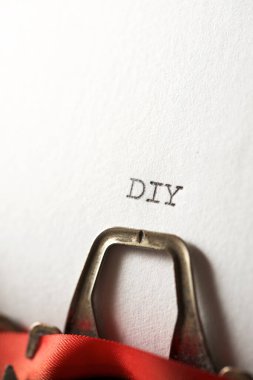 Daktiloyla yazılmış DIY sözcüğü.