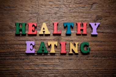 Tahta masadaki sağlıklı yemek cümlesi.