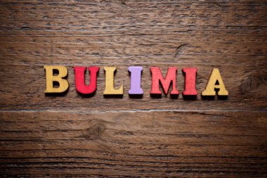 Ahşap bir masada bulimia kelimesi.