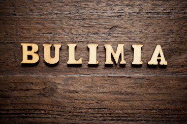 Ahşap bir masada bulimia kelimesi.