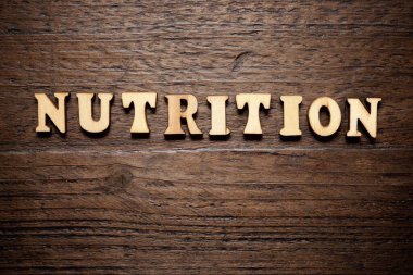 Tahta masadaki besleyici kelime..