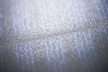 Taşınabilir bir güneş panelinin yakın plan görüntüsü.