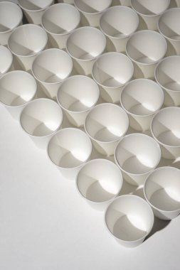 Tek kullanımlık büyük bardaklar grubu.