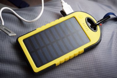 Doğa gezileri için taşınabilir güneş pili.