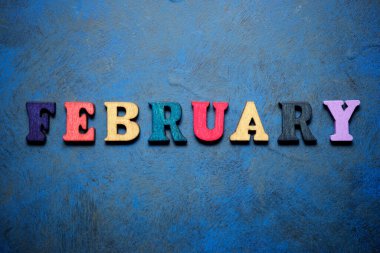 Mavi bir masada şubat kelimesi.