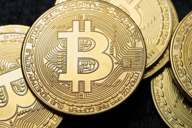 Bir grup bitcoin madeni parasının yakın plan görüntüsü.