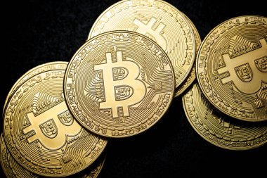 Bir grup bitcoin madeni parasının yakın plan görüntüsü.