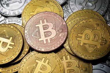Bir grup bitcoin madeni parasının yakın plan görüntüsü.