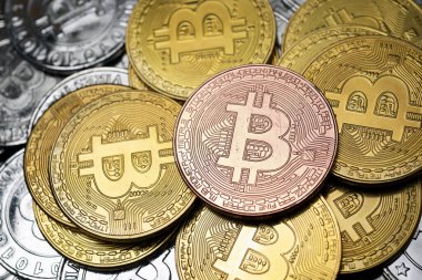 Bir grup bitcoin madeni parasının yakın plan görüntüsü.