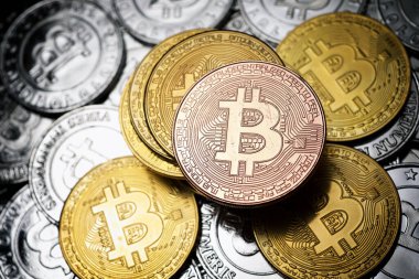 Bir grup bitcoin madeni parasının yakın plan görüntüsü.