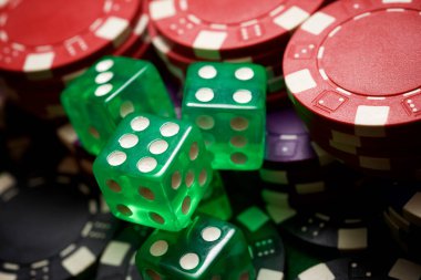 Kumarhane çipleri ve zarları görünümü.