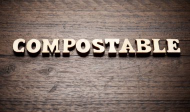 Ahşap bir masada gübrelenebilir kelime.