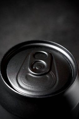 Masadaki bir kutu sodanın yakın çekimi..