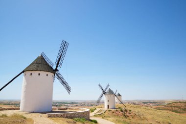 Alcazar de San Juan, Ciudad Real Eyaleti, Castilla La Mancha, İspanya'daki yel değirmenleri.