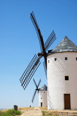 Alcazar de San Juan, Ciudad Real Eyaleti, Castilla La Mancha, İspanya'daki yel değirmenleri.