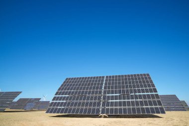 Zaragoza Eyaleti, Aragon, İspanya 'da elektrik üretimi için devasa güneş panelleri.