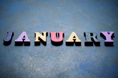 Ocak 'ta mavi bir masada.