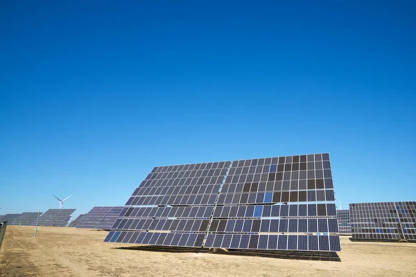 サラゴサ県 アラゴン州 スペインでの電気生産のための巨大な太陽電池パネル — ストック写真