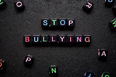 Siyah bir masada zorbalık yapmayı bırak..