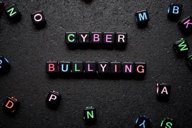 Siyah bir masada siber zorbalık cezası.