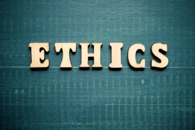 Ahlak sözcüğü ahşap bir masada.