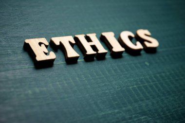 Ahlak sözcüğü ahşap bir masada.