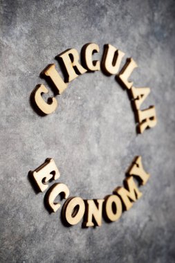 Gri bir kağıt üzerinde dairesel ekonomi metni.