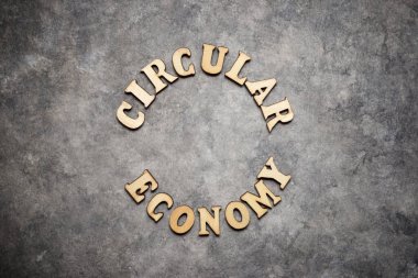 Gri bir kağıt üzerinde dairesel ekonomi metni.