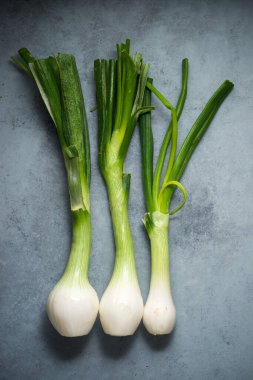 Gri bir masada soğanlar.