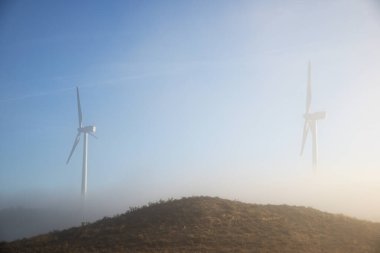 Elektrik üretimi için yel değirmenleri, Zaragoza Eyaleti, İspanya Aragon.