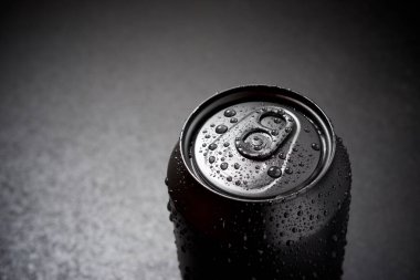 Masadaki bir kutu sodanın yakın çekimi..