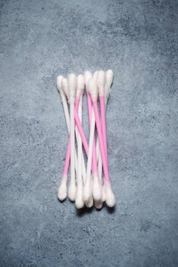 Taş bir masada kulak çubukları..