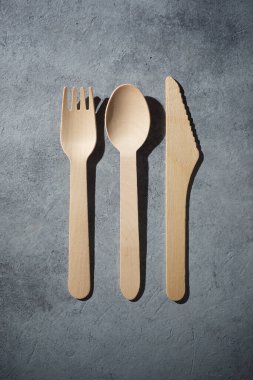 Taş bir masada tek kullanımlık ahşap çatal bıçak..