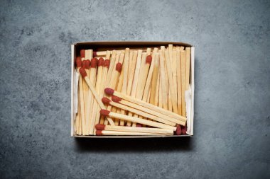 Taş bir masadaki kibritler.