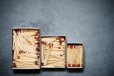 Taş bir masadaki kibritler.