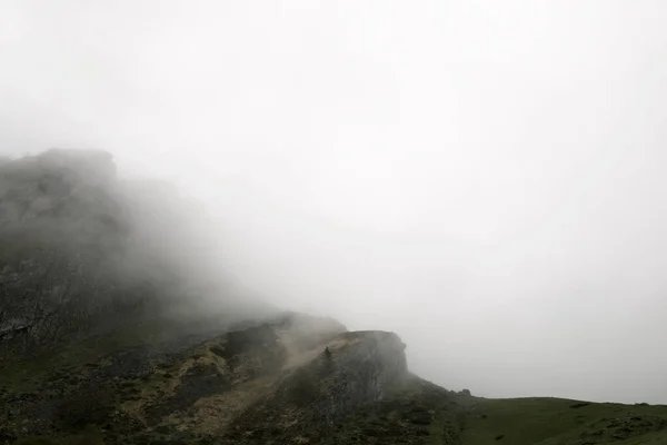 Mlha Údolí Lescun Pyreneese Francii — Stock fotografie