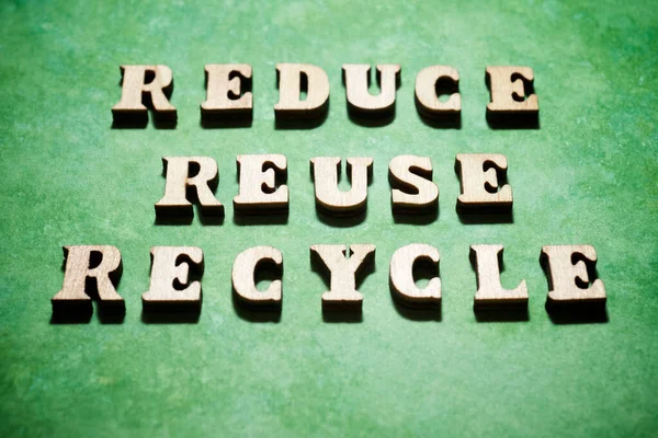 Wörter Auf Einem Grünen Tisch Reduzieren Wiederverwenden Und Recyceln — Stockfoto