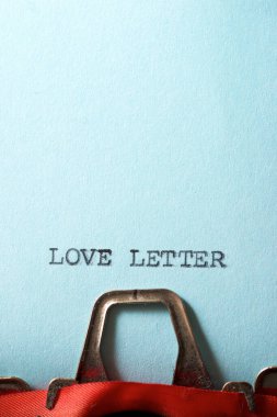 Bir kağıda yazılmış aşk mektubu.