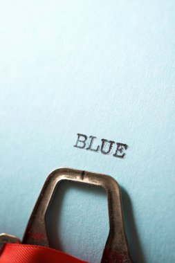 Kağıda yazılmış mavi kelime.