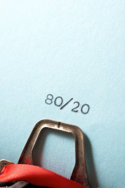 Bir kağıda yazılmış 80 20 metin.