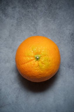 Gri masadaki turuncu.