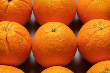 Gri masadaki portakallar.