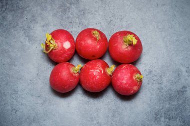 Gri masadaki turplar.