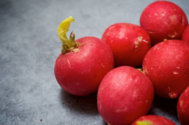 Gri masadaki turplar.