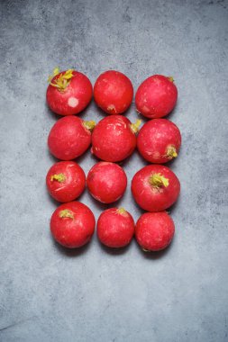 Gri masadaki turplar.