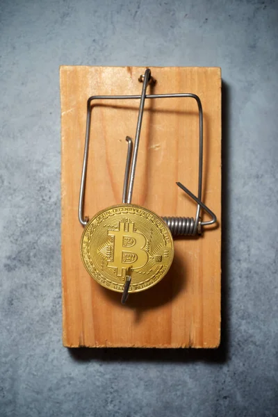 Bitcoin in der Mausefalle. — Stockbild Bitcoin Der Mausefalle — Stockfoto