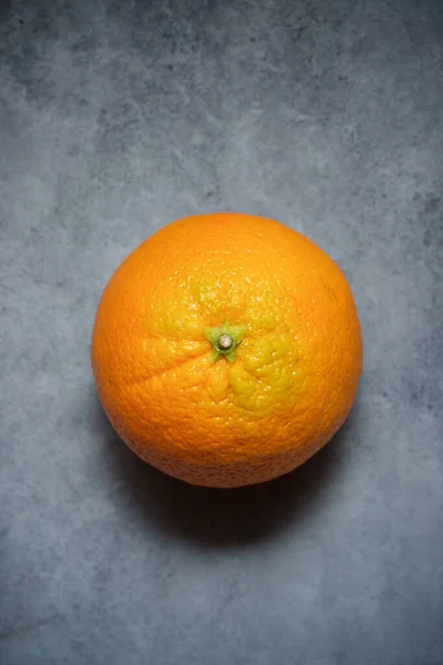 灰色桌子上的橙子 — 图库照片