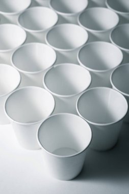 Tek kullanımlık büyük bardaklar grubu.