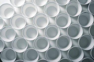 Tek kullanımlık büyük bardaklar grubu.