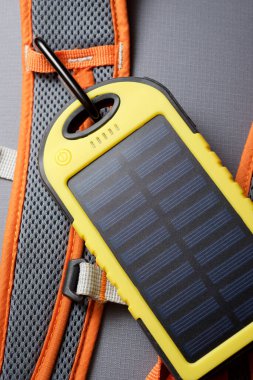 Doğa gezileri için taşınabilir güneş pili.